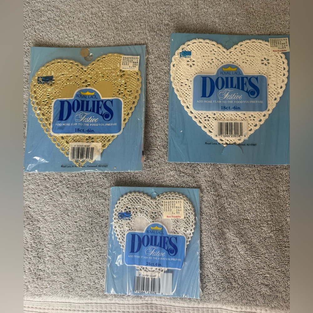 Vintage‎ Royal Lace Paper Heart Doilies Silver, Gold, white